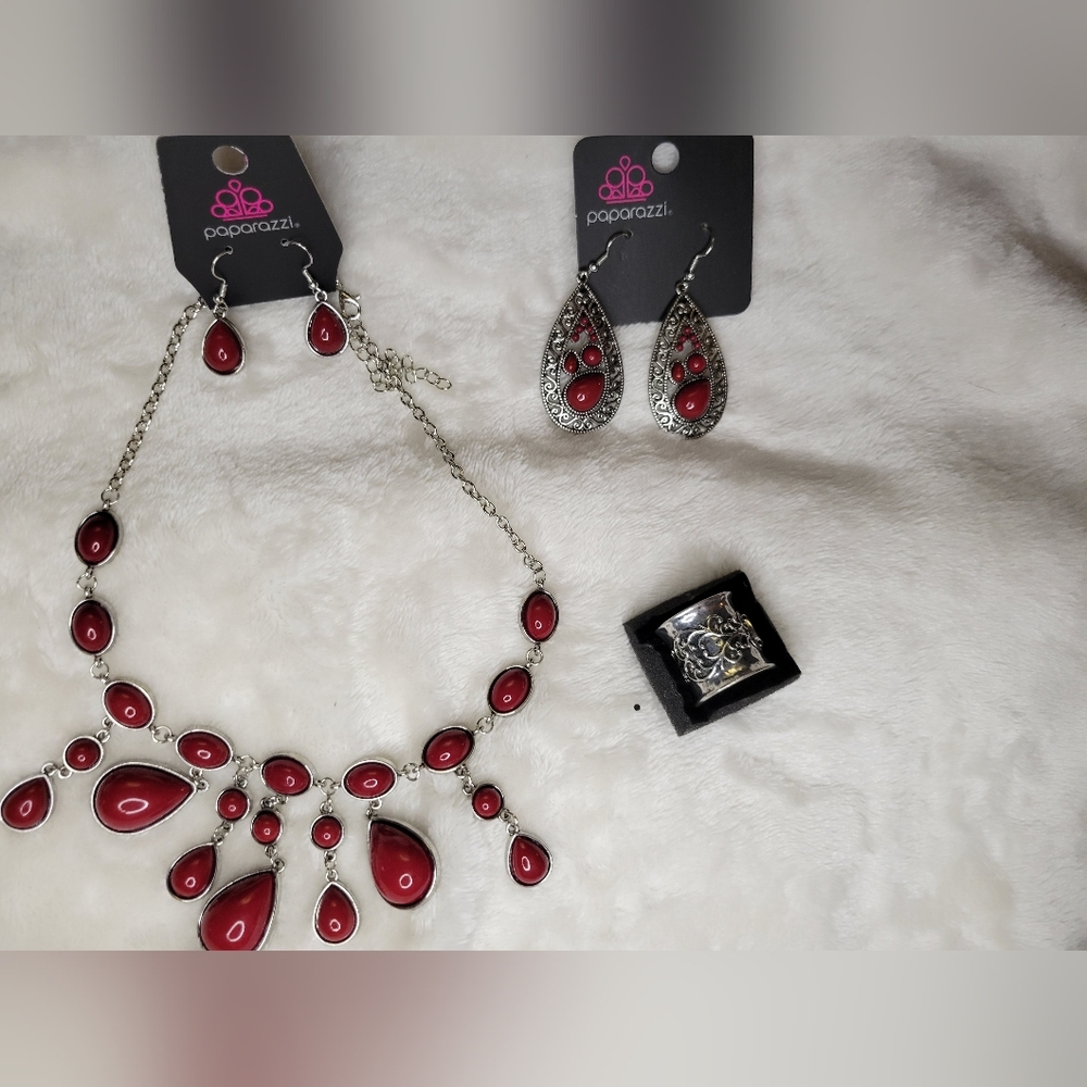 NWT Garnet and Silver toned necklace set